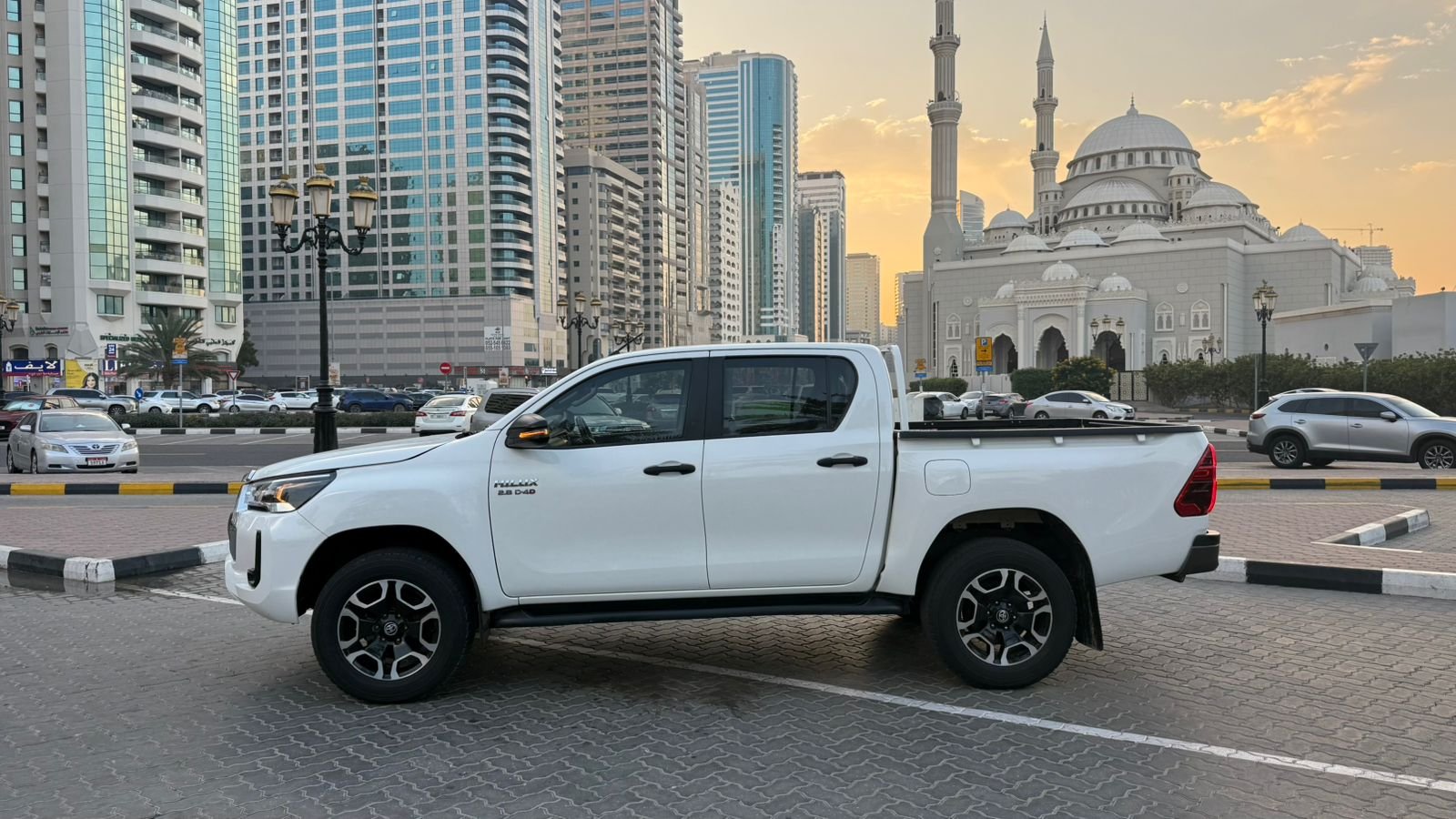 Toyota Hilux SR5 2018 White image
